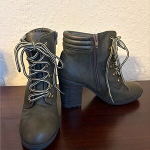 Stylish Women's Ankle Boots in Olive Green